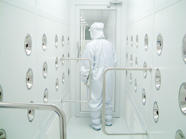 Must the sterile laboratory have an air shower?